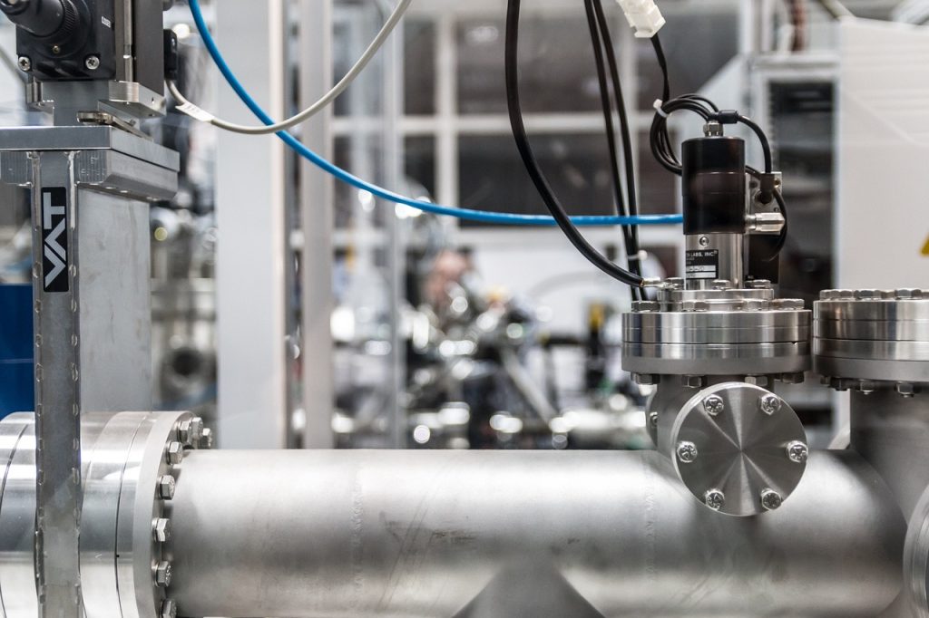 Armaturen, Wasserinstallation, Bauwesen, Gebäude, Haus, Energie, Gas, Warmwasser, Installateur, Schlüssel, Heizkessel, Aufbereitung, Maschine, Medien, Metall, Kupfer, Messing, Reparatur, von Grund auf neu, Heizung, Pumpe, Natur, Arbeit, Industrie, industriell, Rohr, Rohrleitung, Spezialist, Stahl, technisch, Technologie, Geräte, Wartung, Wasser, Druck, Fabrik