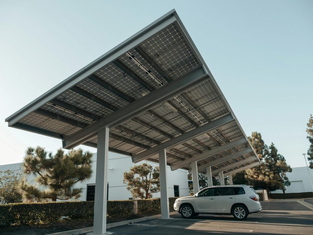 Ein Solarcarport in einem modernen städtischen Umfeld, der Lösungen für saubere Energie präsentiert.